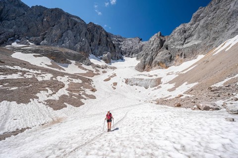 Mountaineer on a snowfield, mountain basin with glacier remnant of the Höllentalferner, Höllental,