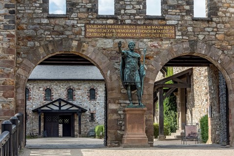 Main gate, Porta Praetoria with bronze statue of Emperor Antoninus Pius, Great Hall at the back,