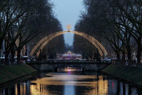 Arch of lights over the Kö-Graben, Christmas decoration, on Königsallee, Düsseldorf, North