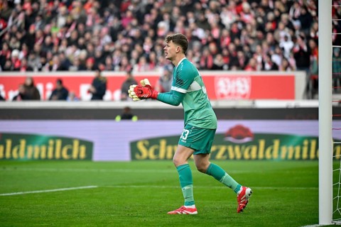 Goalkeeper Alexander Nuebel VfB Stuttgart (33) claps his hands in encouragement, applause MHPArena,