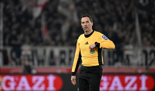 Referee Referee Benjamin Brand takes a yellow card yellow warning out of his breast pocket Gesture