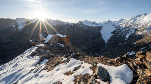 Mountain panorama and glacier, mountain hut Ramolhaus in autumn with snow, view of Gurgler Ferner