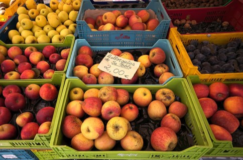 Apples, plums, fruit, display at weekly market market, Alaró, Calvià, Majorca, Balearic Islands,