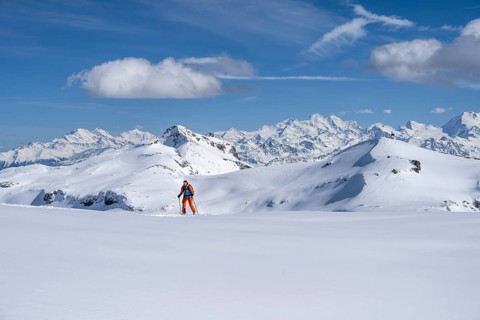 Ski tourer at Pointe de la Plaine Morte, Bernese Alps, Bernese Oberland, Switzerland, Europe