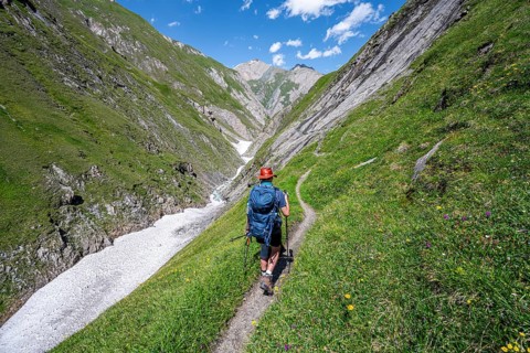 Mountaineer on hiking trail in Dabertal, Lasörling Höhenweg, Lasörling Group, Hohe Tauern National
