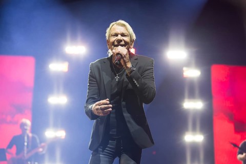Matthias Reim live on ..und plötzlich bist du Kult! Tour in the Berlin Uber Arena on 29 December