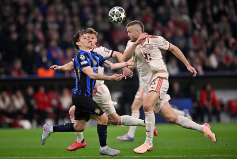 One-on-one, action Eric Dier FC Bayern Munich FCB (15) against Nicolo Barella Inter Milan (23)