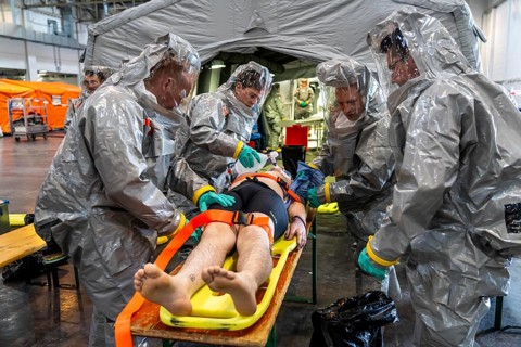 Decontamination of injured persons after an assumed accident involving hazardous substances, fire