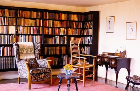 Holiday home in the living room with bookshelf and furniture, 1962
