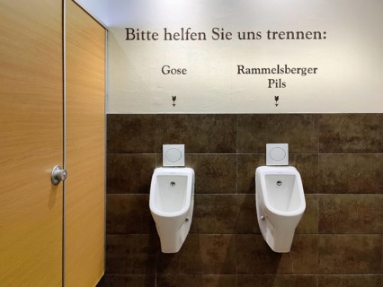 Two urinals with the witty request Please help us separate, Gose on the left, Rammelsberger Pils on
