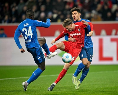 One-on-one, actionValentin Gendrey TSG 1899 Hoffenheim (15) Patrick Osterhage SC Freiburg SCF (06)
