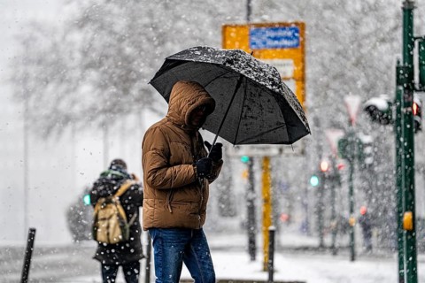 Winter weather, heavy snowfall, city centre traffic, passers-by in the snow, North
