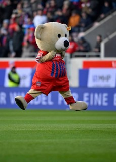 Mascot Paule 1. FC Heidenheim 1846 FCH jumps, air jump, joy, Voith-Arena, Heidenheim,