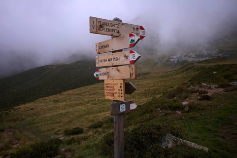Signpost, Almenweg, Klammeben, Hirzer near Saltaus, Schenna, Scena, Passeier Valley, fog, South
