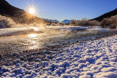 Wild river, riverbed, winter, snow, hoarfrost, sunbeams, backlight, fog, Isar, view of Zugspitze,
