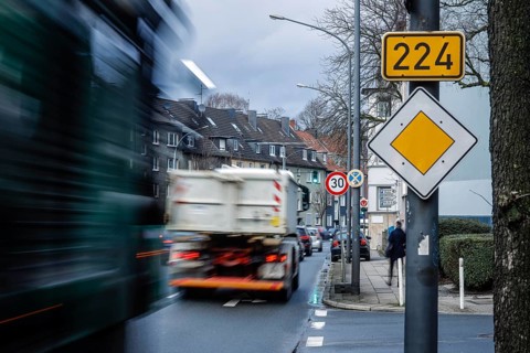 After-work traffic in the low emission zone on the B 224 Alfredstraße in Essen Rüttenscheid, 30