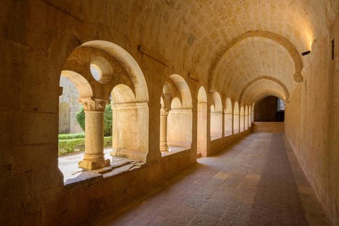 Cloister, Romanesque Cistercian abbey of Le Thoronet, Département Var, France, Europe