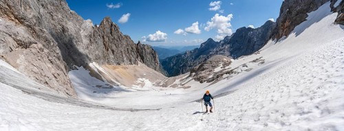 Panorama, mountaineer on a snowfield, mountain basin with glacier remnant of the Höllentalferner,