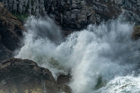 Large waves of the Atlantic Ocean crash against the rocks of a cliff. Camaret sur mer, Crozon,
