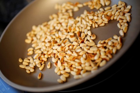 Swabian cuisine, preparation of beef roulade with pine nuts, roasting pine nuts in a pan,