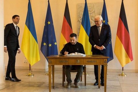 Volodymyr Selensky (President of Ukraine) signs the guest book with Frank-Walter Steinmeier
