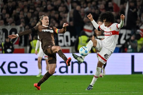 Duel, action Anrie Chase VfB Stuttgart (45) against Jackson Irvine FC St. Pauli (07) MHPArena, MHP