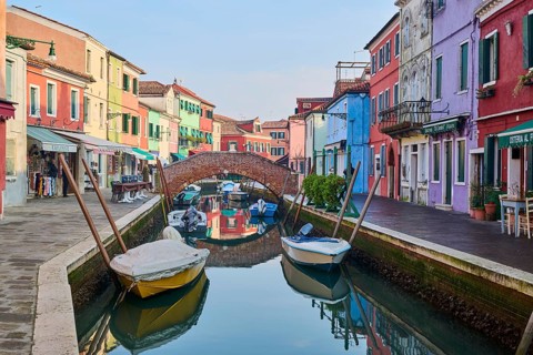 Colorful houses beside the waterway in between 'Fondamenta San Mauro' and 'Fondamenta degli