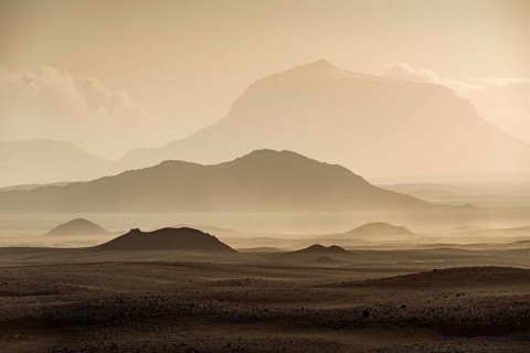 Sandstorm, table volcano Herðubreið or Herdubreid (German: die Breitschultrige), Queen of the