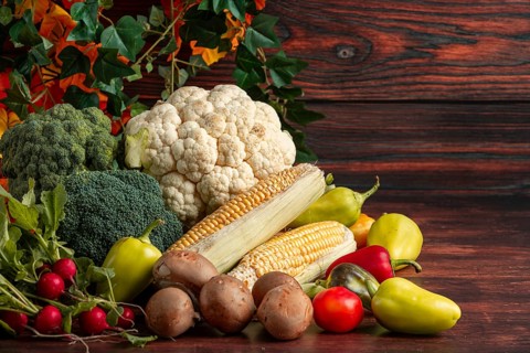 Fresh vegetables, colourful peppers, corn on the corn cob, cauliflower, broccoli, radishes and