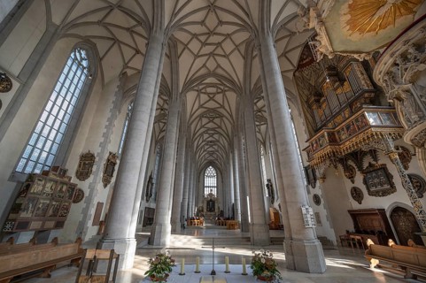 Interior with vault and side organ in a Renaissance prospectus in the late Gothic church of St