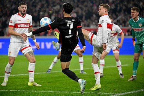 Duel, action Omar Marmoush Eintracht Frankfurt SGE (07) against Maximilian Mittelstädt VfB