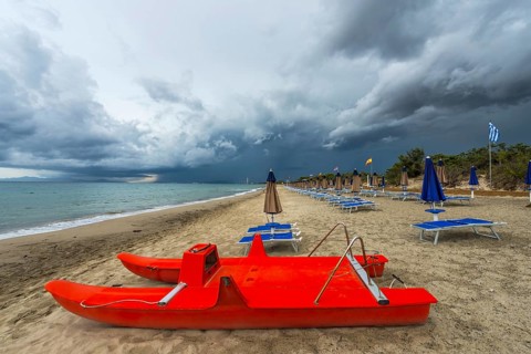 Empty beach, dramatic, gloomy sky, weather, clouds, thunderstorm, stormy, stormy weather, coast,