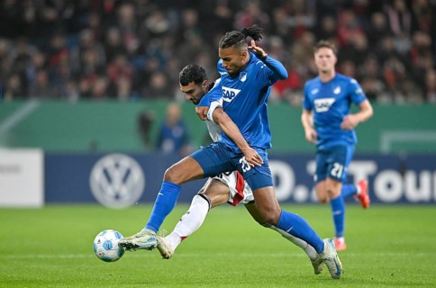 One-on-one, action Kevin Akpoguma TSG 1899 Hoffenheim (25) against Mahir Emreli 1. FC Nürnberg FCN