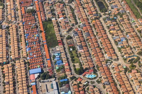 Retort city in the north-east of Bangkok. Standardised houses stand close together on the straight