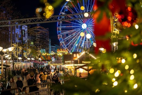 Christmas market in the city centre of Duisburg, Kuhstraße, Königstraße, with Ferris wheel, North