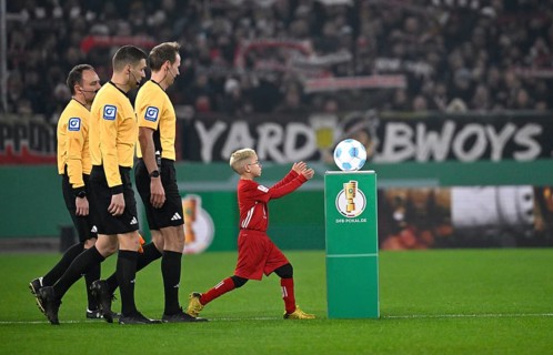 Cup match, ball boy Ballkind takes Adidas Derbystar match ball from the podium, referee Referee