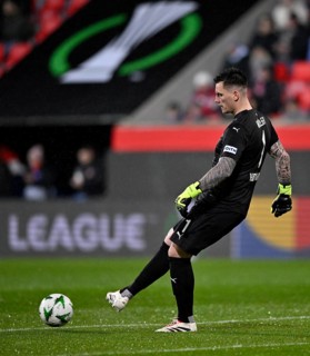 Goalkeeper Kevin Müller 1. FC Heidenheim 1846 FCH (01) Action on the ball UEFA Conference League,