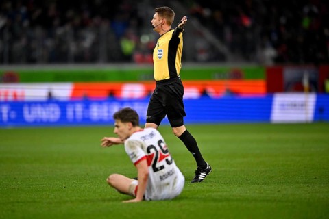 Referee Referee Christian Dingert Gesture Gesture Whistles foul on Anthony Rouault VfB Stuttgart