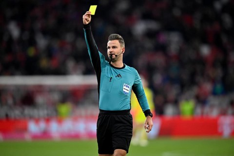 Referee Referee Daniel Schlager shows yellow card yellow caution Allianz Arena, Munich, Bavaria,