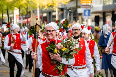 Historically costumed guild members, Zunft zum Widder, Zurich Old Town, Münzplatz, Sechseläuten or