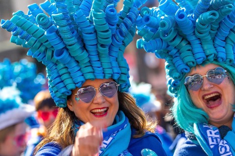 Rose Monday parade in Düsseldorf, groups of carnival societies and other participants in the street