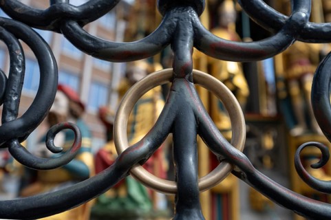 The seamless golden ring on the Beautiful Fountain is considered a lucky charm, Hauptmarkt,