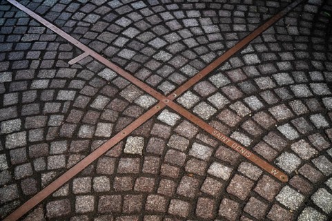 Cobblestones, cobblestones, longitude, Saint Denis, bar, geographic positioning in the gate tower,