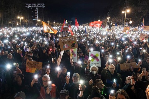 Overview of the demonstration in front of the Brandenburg Tor under the motto Sea of lights against