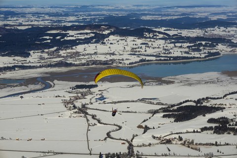 Panorama of the Tegelberg massif, paragliders, behind them Forggensee, Ostallgäu, Allgäu, Swabia,