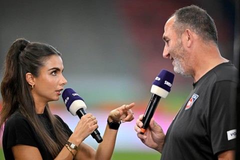 TV presenter Lea Wagner in an interview, microphone, logo, SWR, gesture, gesticulation, portrait,