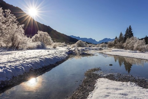 Wild river, riverbed, winter, snow, hoarfrost, sunbeams, backlight, Isar, view of Zugspitze,