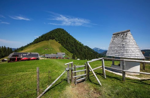 Chapel on the Oberwiesalm with Faistenauer Schafberg, Osterhorn group, Salzkammergut, Salzburg