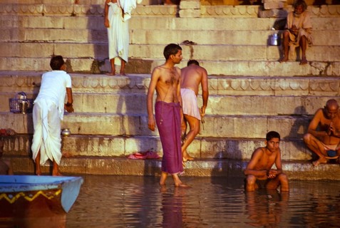 Hinduisten beim Baden im heiligen Fluss Ganges in Varanasi, Indien