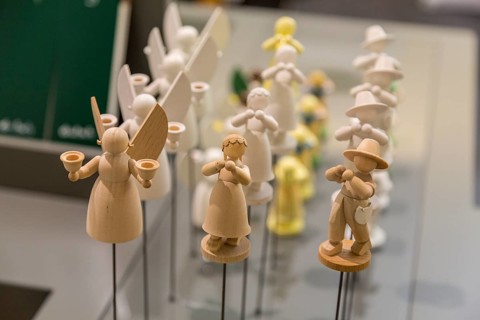 Exhibition of various steps in the painting of flower children and angel figurines, in the Wendt &